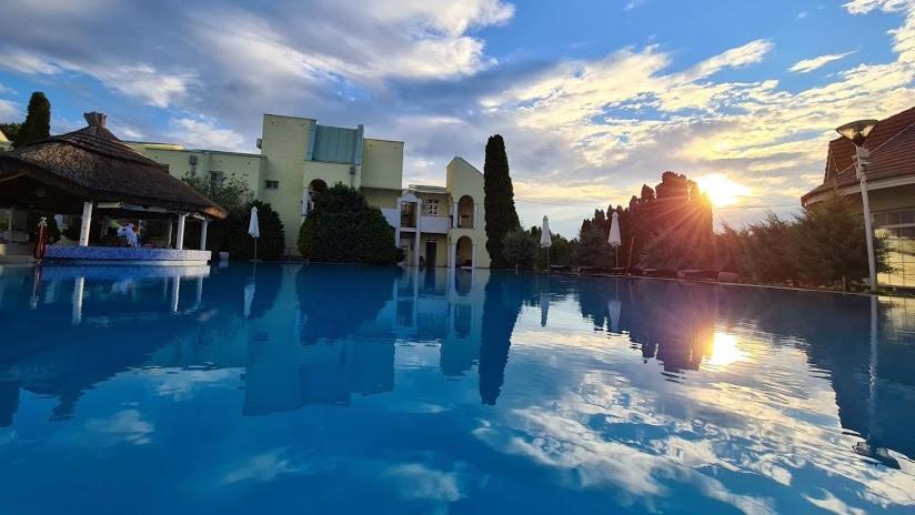 Mediterran Apartman With Pool Siofok Bagian luar foto