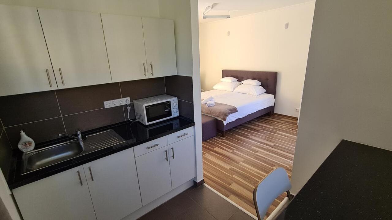 Mediterran Apartman With Pool Siofok Bagian luar foto
