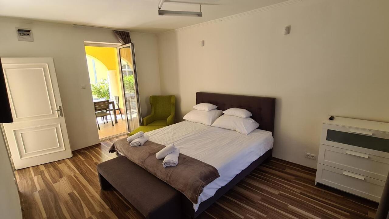 Mediterran Apartman With Pool Siofok Bagian luar foto