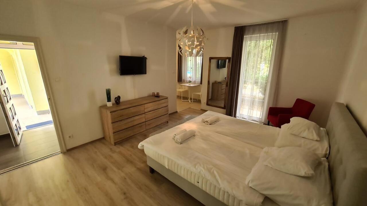 Mediterran Apartman With Pool Siofok Bagian luar foto