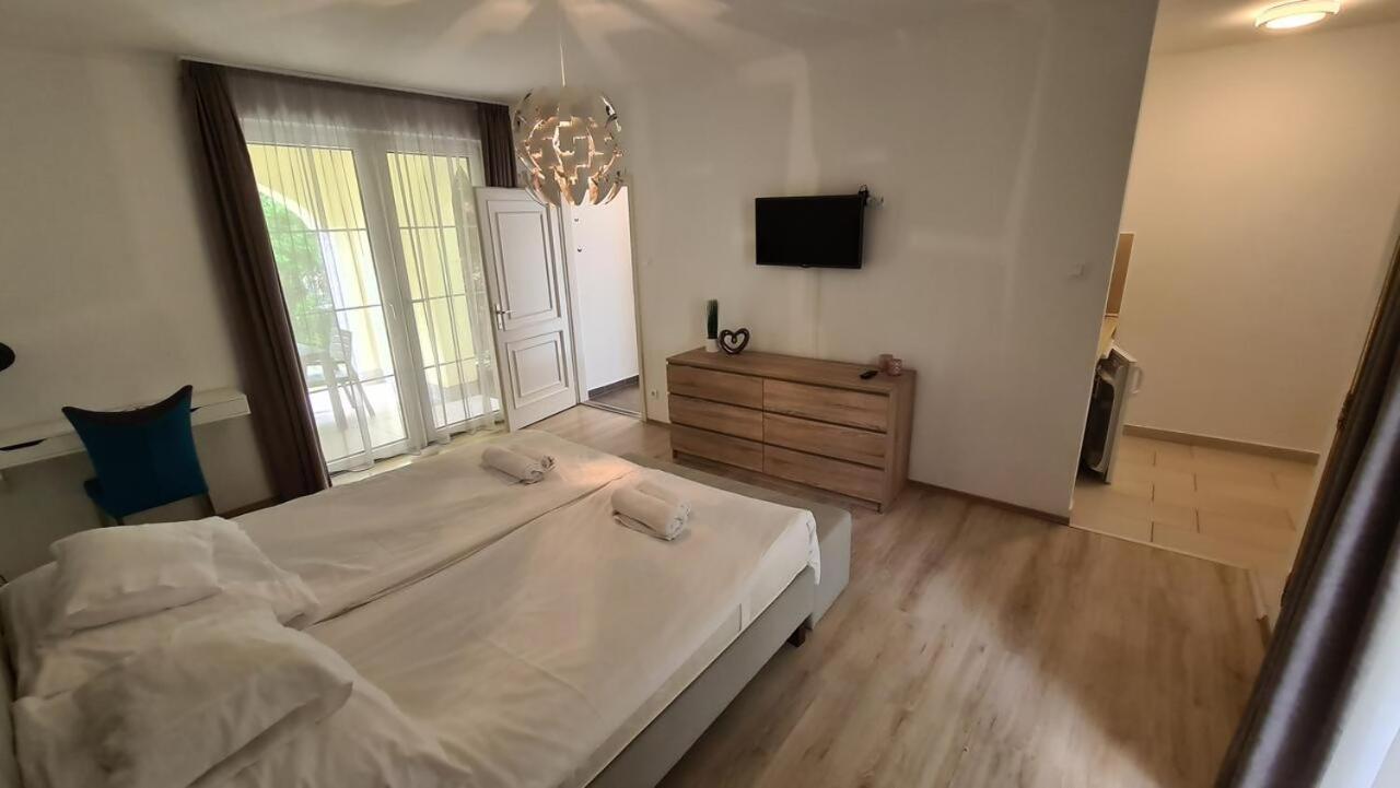 Mediterran Apartman With Pool Siofok Bagian luar foto